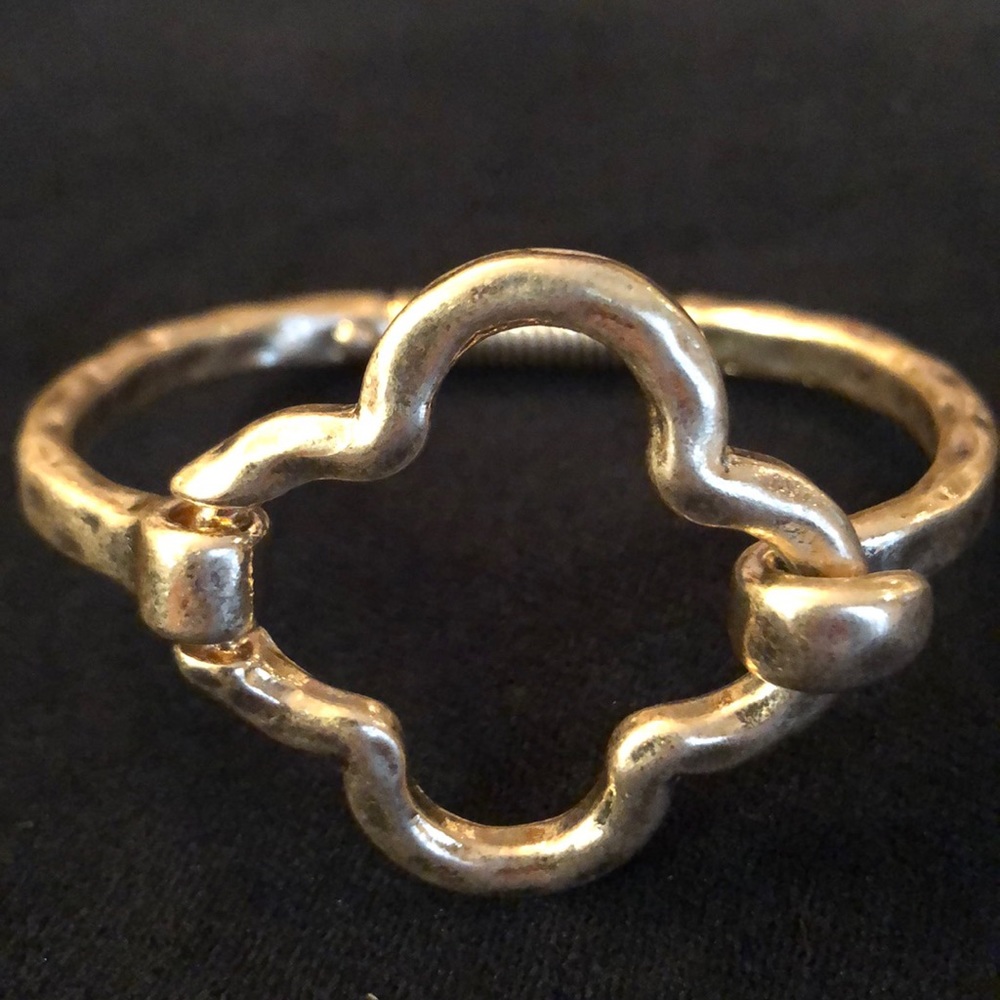 Just in, New gold tone bangle clasp bracelet